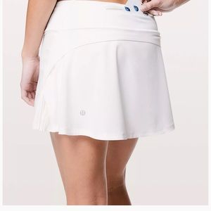 Lululemon ”Play Off the Pleats Mid Rise Skirt”